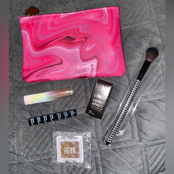 February 2023 Ipsy Glam Bag - Picture 1 of 10